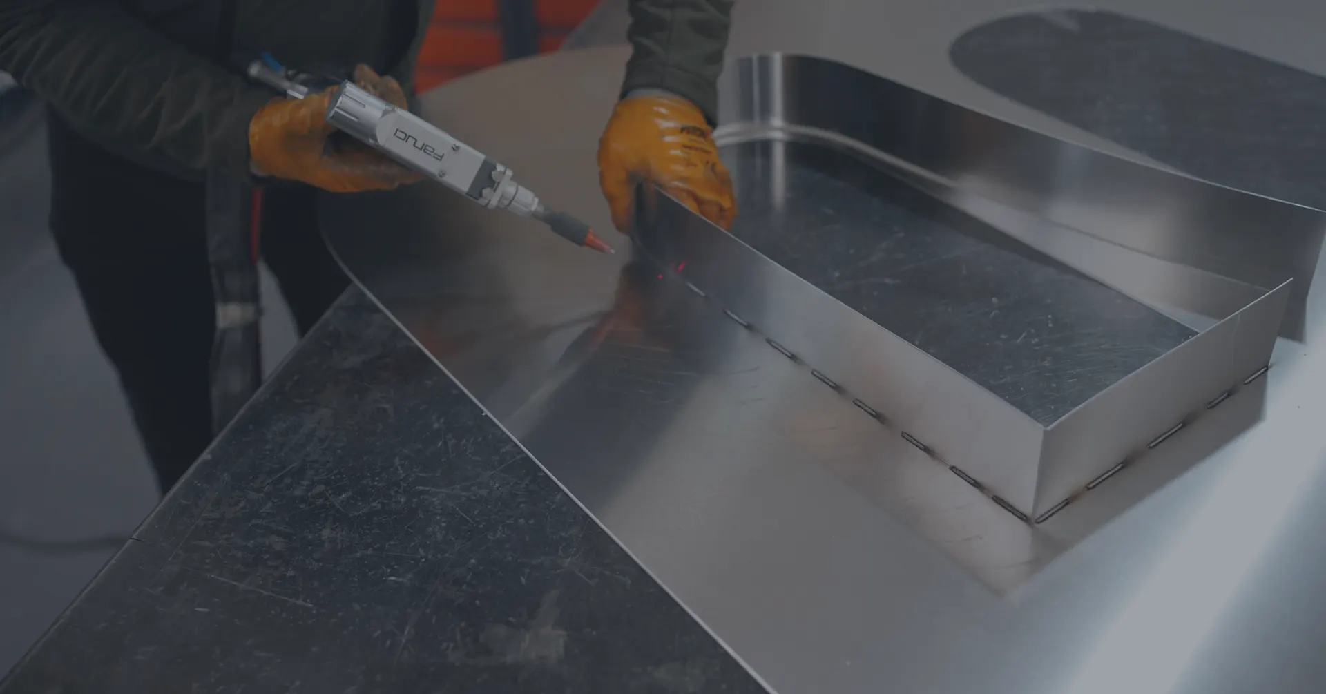 Productie en montage van doosletters met front-, zij- of indirecte (Halo) verlichting. Doosletters (Gevelletters)